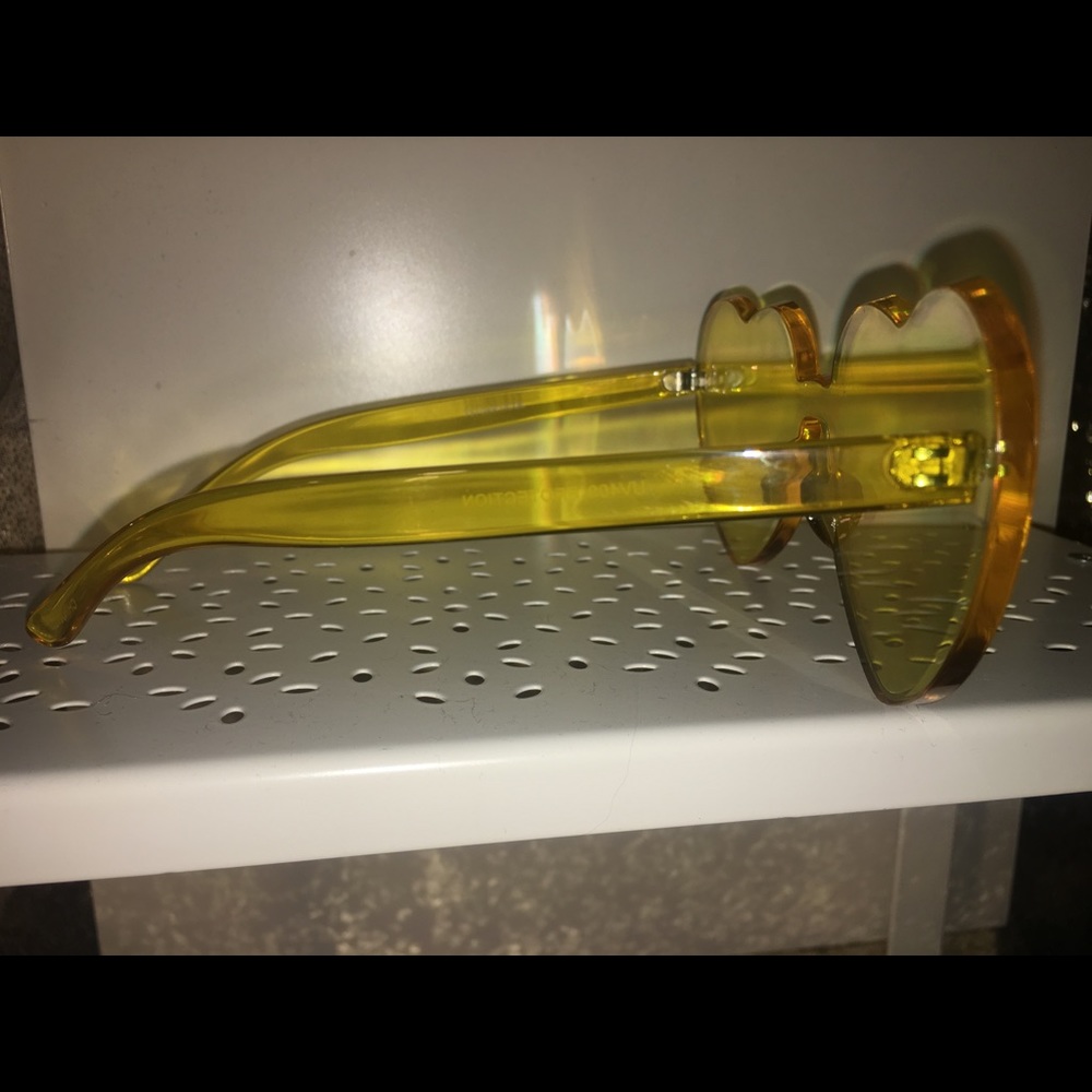Yellow Heart Sunglasses💛 - Picture 2 of 3